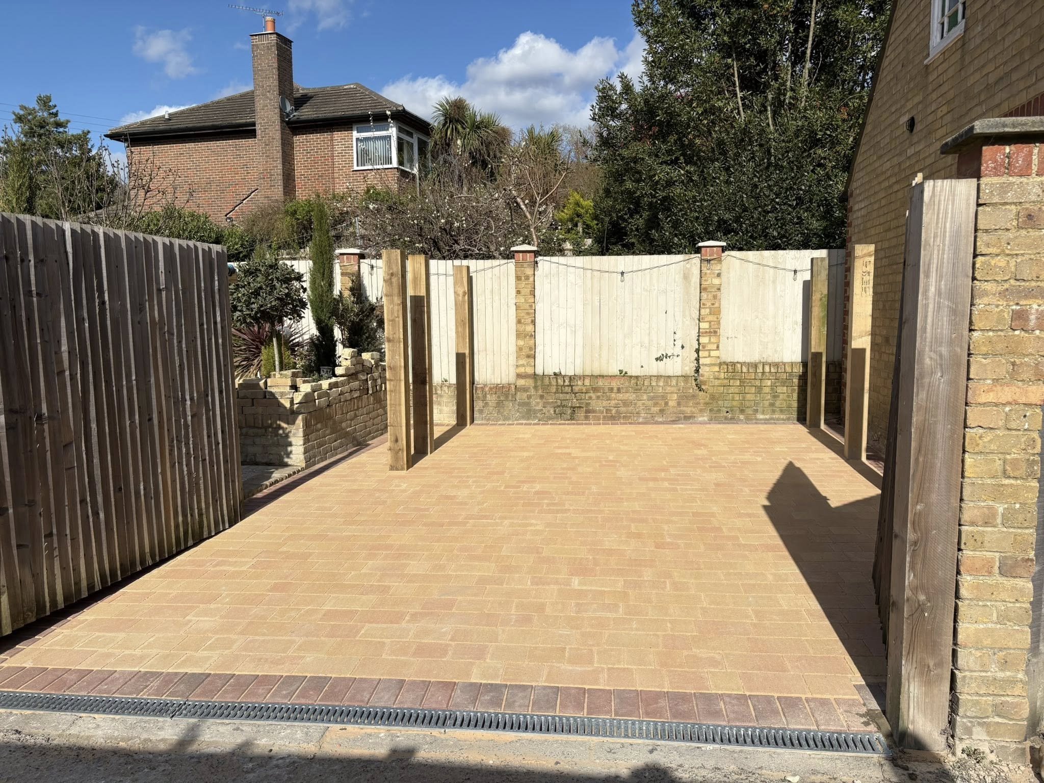 Castacrete Mellow Yellow Block Paving Garden & Driveway Canterbury - Brindle Border with Key Kerb Steps